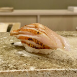 鮨 もりなり - 銚子の金目鯛炙り
            身が厚くなかなかの脂ののりです。
            炙ることでその脂が香ばしさをまといしっとりとしています。