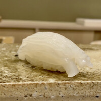 鮨 もりなり - 淡路の白イカ　
                    本日おろしたては、塩のみで山葵も抜いています。
                    ねっとりとして甘みを強く感じます。
                    包丁を縦にダイナミックに入れることで、より甘みがダイレクトに感じられるのですね。