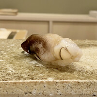 鮨 もりなり - とり貝
                    春貝、今の時期は柔らかく甘みもありますね♪
                    こちらの白シャリにとても合っている様に感じます。