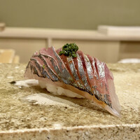 鮨 もりなり - 淡路のアジ
                      万能ネギと生姜を細かく刻み和えたものをちょこんと上に。
                      淡路島周辺のアジは味が良いと関東の料理人には人気なんだとか、ただのダジャレではありません！
                      脂ののりも良く旨味が強く感じられます。