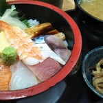 築地 魚一 - 海鮮丼750円・小鉢あら汁付