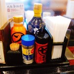 Marugame Seimen - テーブル上の調味料
