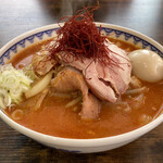 雪ぐに - 辛味噌（辛さ5）900円・吊るし焼豚1枚追加 100円・味玉100円