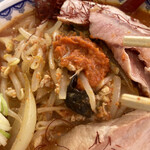 雪ぐに - 焼豚をどかすと下には辛味噌が…