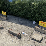 雪ぐに - 店舗前に2台分 店舗向かいにも2台分
      計4台分のスペース有り