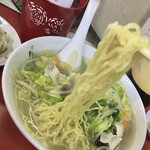 正華飯店 - 多少ダマになった愛すべき麺。引き上げるとたくさん着いてきます(^^)