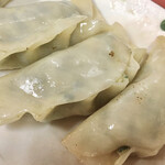 正華飯店 - ひっくり返すと餡がぷっくり。包みも多少甘いけどご愛嬌。