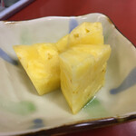 正華飯店 - 冷蔵庫から出してきてコレ食べて。の食後のパイナップル。真面目に甘くて柔らかくて美味しかった。
