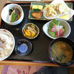 三味茶屋 - 天ぷら・焼き魚（鮭）刺身・玉子焼き・煮物と盛沢山な定食