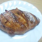 ル　ペトラン - グレープフルーツとカシューナッツのカンパーニュ小（\250）