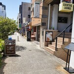 はすドッグ - この右の階段を少しのぼると店舗です