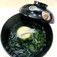 佐とう - 蚕豆しんじょう入り　若布と芹　吸い物
