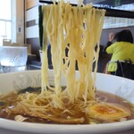 千里香 - ラーメン(通常380円)麺アップ