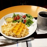 EXCELSIOR CAFFE - ２種のチーズワッフルプレート　はちみつ付き：530円