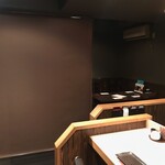 Sumibi Yakitori Sengyo Adachi - 仕切りあります。