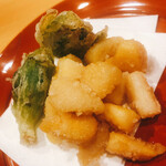 味享 - 小柱の葛粉揚げと蕗の薹の天ぷらです。振り塩が丁度良い塩梅