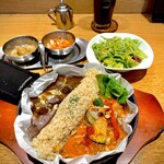 鉄板カレー 匠えん - 野菜カレー&洋風ビーフカレーの2種(halfandhalf)ライスは玄米、サラダ&ソフトドリンクset