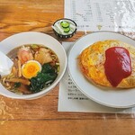 大貫屋 - 半ラーメン＆オムライス！オムライスと大きさを比べると半？丁ですな（？
