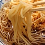 東家本店 - かきあげそば ¥1083～茹で加減よくコシを楽しめる蕎麦と甘辛汁の融合は絶妙◎