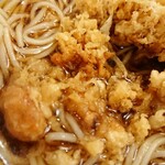 東家本店 - かきあげそば ¥1083～此の日は残念…黒コゲの味わいのみ