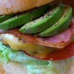 ABCバーガーのアップ。ABCとはアボカド・ベーコン・チーズの事。