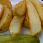 つけ合せのポテトとピクルス。