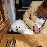 AU GAMIN DE TOKIO table - Bは縦長で並んで座ってます