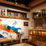 AU GAMIN DE TOKIO table - 壁に描かれたイタリア地図は昔から変わらず・・