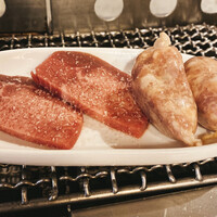 赤身焼肉 かるびあーの 新橋店 - 厚切りタン塩、白金豚の生ソーセージ