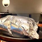 铝箔包裹的烤汉堡牛排
