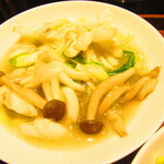 黄鶴 - ランチ小皿定食　２８００円（税込）のイカときのこの生姜炒めのアップ【２０２１年４月】