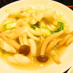 黄鶴 - ランチ小皿定食　２８００円（税込）のイカときのこの生姜炒めのアップ【２０２１年４月】