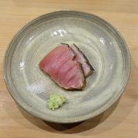 鮨 十兵衛 - 藁で軽く炙ったメジマグロ