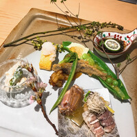 乙味 あさ井 - 春の前菜八寸
                    たらの芽　こごみ　稚鮎フライ
                    ふき　うすい豆　うるい　蝦蛄　朧昆布　
                    カリフラワーローストトリュフ風味
                    そら豆　豆腐　さや射込み　岩もずく
                    だし巻き玉子　辛味おろし　二色アスパラ白和え