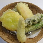 149996189 - 蕎麦前と蕎麦を出すランチ：天ぷら（島らっきょう、ポロネギ、太刀魚、アスパラガス）