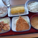 春日部武里食堂 - 玉子焼(だし巻き)198円+玉葱サラダ110円+アジフライ132円+鶏唐揚げ220円+ごはん(小)165円+味噌汁88円で、合計913円(税込)
            ついつい取りすぎて高くついてしまいました_(^^;)ゞ