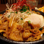 butashabuyakitommorinosakabainton - スタミナ温玉豚丼(横から)