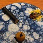 ars - 前菜３種 毛蟹のコロッケ 　馬肉のタルタル　新玉ねぎのチュイル 馬肉のタルタルにあとから振りかけるのは卵の黄身。これが馬肉合う。 チュイルはくるくると巻かれたもの。サクサク。新玉ねぎの風味がいい。