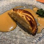 ars - オマール海老のパイ包み焼き パイ生地が軽い。シェフのスペシャリテ。今回は半分での提供。 １個食べたかったほど美味しい。 シェフのパイ包み焼きは、白子やジビエも美味しいです。 美味しい海老のソースもたっぷり。このパイ包み焼きとの再会に幸せを感じました。