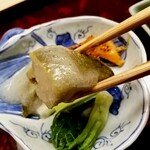 道人 - ふっくらと柔らかく、旨みを閉じ込めて口にした瞬間に驚きがある。蛤のお出汁のジュレに香る酢橘もたまらない。