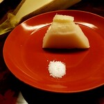 道人 - 上部は蒸し筍。細かく入った隠し包丁で舌触りが良い。薫りを存分に足り染みました