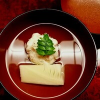 道人 - 「毛蟹　筍のお椀」くっきりした吸い地は今までにない印象。更に毛蟹の旨みが溶けだし、更に山椒が香る。筍の穂先は姫皮の歯触りが心地よく、香りと甘みが広がります。