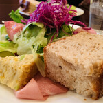 両国 レガート - サラダにフォカッチャ
      キッシュはもっと食べたいくらい。