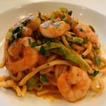 両国 レガート - お代わりでお願いした
      海老とブロッコリーの少し辛いトマトソース
      こちらは浅草開化楼のカラヒグ麺使用で…
      もう幸せです✨✨