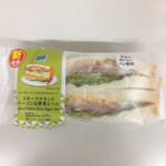 ファミリーマート - 料理写真:
新発売 耳付きパンのサンド スモークチキンとベーコン＆野菜とハム 348円（税込）