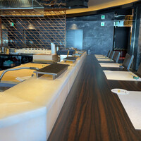 鮨 やまけん 銀座店 - カウンターの色合いと内観は鉄板料理でも出てきそうな雰囲気です。