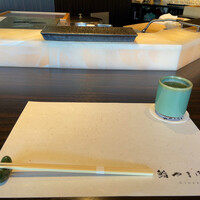 鮨 やまけん 銀座店 - お店の感じからこちらは箸でつまむスタイルが合います。