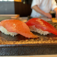 鮨 やまけん 銀座店 - 大トロ、漬け
                    優しい旨味に包まれまれる大トロ。
