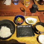 だるま きわ味 - まぐろのごま醤油丼、椀物、香の物