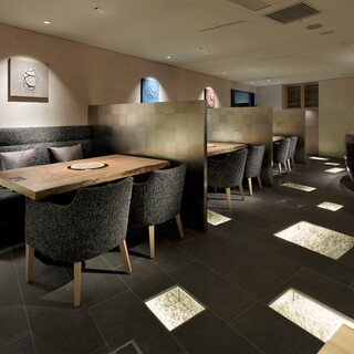 【テーブル席】抑え目の照明が落ち着いた雰囲気のお席(2～12名様)